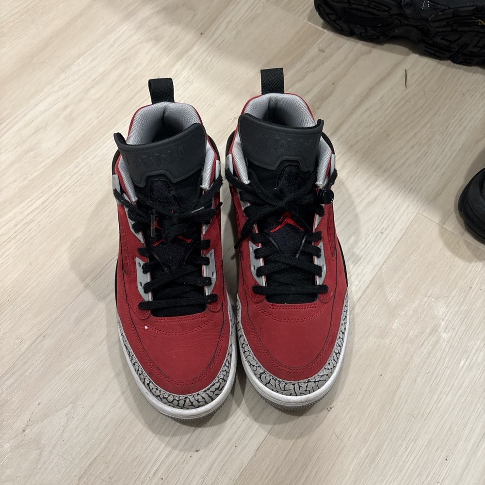 Mens Red and Black Sneakers. Jordan Spizike low